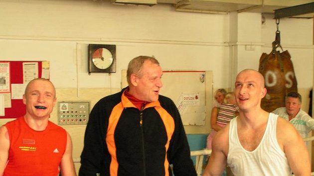 Boxer Lukáš Konečný (v červeném) boxuje s redaktorem Sport.cz. Boxer Lukáš Konečný (v červeném) boxuje s redaktorem Sport.cz.