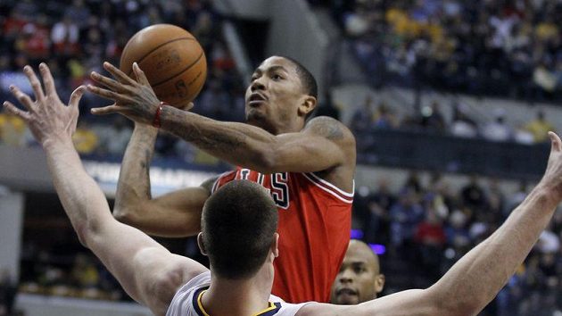 Derrick Rose z Chicaga (s míčem) se dlouho střelecky trápil, ale pak zápas rozhodl. Derrick Rose z Chicaga (s míčem) se dlouho střelecky trápil, ale pak zápas rozhodl.