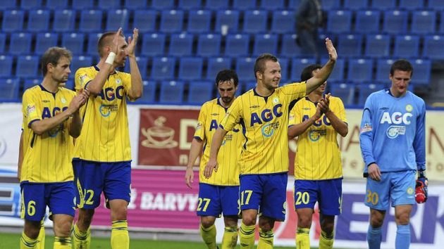 Tepličtí fotbalisté se radují z výhry na Ústím. Tepličtí fotbalisté se radují z výhry na Ústím.