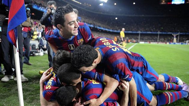 Fotbalisté Barcelony se radují z branky. Fotbalisté Barcelony se radují z branky.