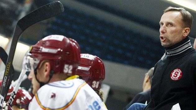 Trenér Sparty Miloslav Hořava na střídačce Trenér Sparty Miloslav Hořava na střídačce