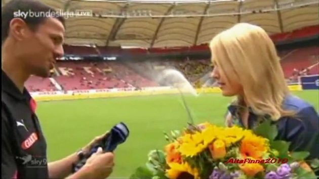 Reportérka Jessica Kastrop dostává ochrannou helmu od Boulahrouze, který ji na tréninku trefil balónem v přímém přenosu. Reportérka Jessica Kastrop dostává ochrannou helmu od Boulahrouze, který ji na tréninku trefil balónem v přímém přenosu.