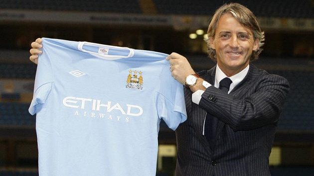 Trenér Roberto Mancini s dresem Manchesteru City Trenér Roberto Mancini s dresem Manchesteru City