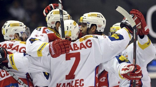 Hokejisté Slavie se radují z branky. Hokejisté Slavie se radují z branky.