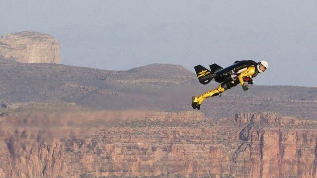 Švýcarský dobrodruh Yves Rossy letí pomocí křídel a raketovými motory nad Velkým kaňonem. Švýcarský dobrodruh Yves Rossy letí pomocí křídel a raketovými motory nad Velkým kaňonem.