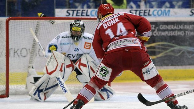 Radek Bonk z Třince jede na vítkovického brankáře Romana Málka. Ten ve čtvrtém utkání nedal soupeři v nájezdech šanci. Radek Bonk z Třince jede na vítkovického brankáře Romana Málka. Ten ve čtvrtém utkání nedal soupeři v nájezdech šanci.