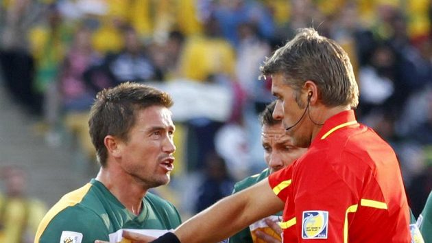Australan Harry Kewell (vlevo) spílá rozhodčímu za červenou kartu. Australan Harry Kewell (vlevo) spílá rozhodčímu za červenou kartu.