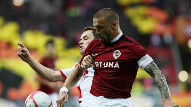 Tomáš Řepka ze Sparty (vpravo) v souboji se Zdeňkem Šenkeříkem Tomáš Řepka ze Sparty (vpravo) v souboji se Zdeňkem Šenkeříkem