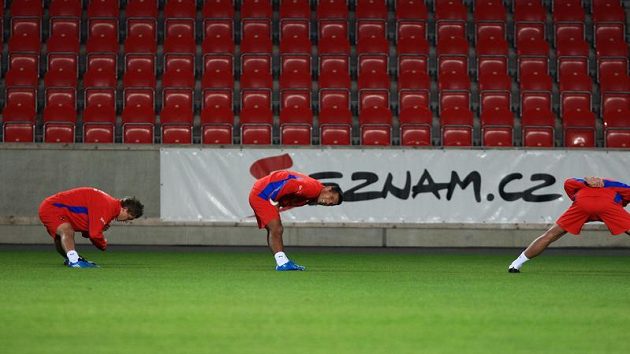Milan Baroš (uprostřed) na tréninku v pražském Edenu Milan Baroš (uprostřed) na tréninku v pražském Edenu