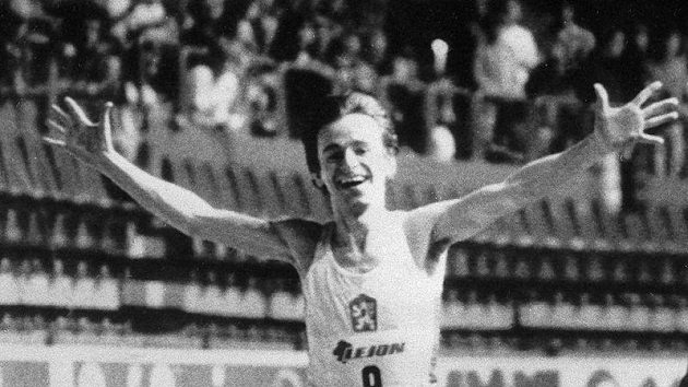 Lubomír Tesáček na snímku z 5. března 1984, kdy vyhrál na ME v Göteborgu běh na 3000 metrů. Lubomír Tesáček na snímku z 5. března 1984, kdy vyhrál na ME v Göteborgu běh na 3000 metrů.