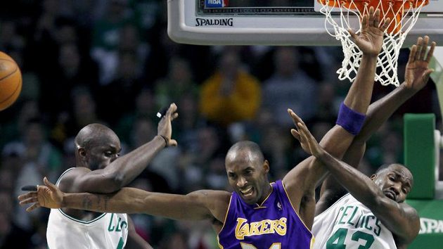 Kobe Bryant (24) se probíjí mezi hráči Bostonu. Kobe Bryant (24) se probíjí mezi hráči Bostonu.