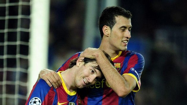 Sergio Busquets (vpravo) gratuluje svému spoluhráči z Barcelony Lionelu Messimu k brance. Sergio Busquets (vpravo) gratuluje svému spoluhráči z Barcelony Lionelu Messimu k brance.