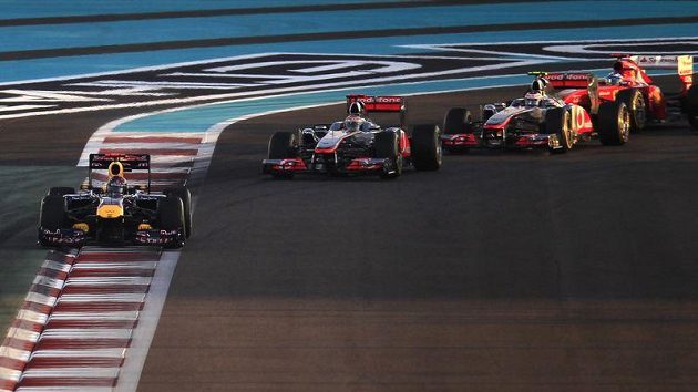 Sebastian Vettel (vlevo) vyjíždí po startu závodu v Abú Zabí z první zatáčky. Vzápětí přišel o tlak v pravé zadní pneumatice. Sebastian Vettel (vlevo) vyjíždí po startu závodu v Abú Zabí z první zatáčky. Vzápětí přišel o tlak v pravé zadní pneumatice.