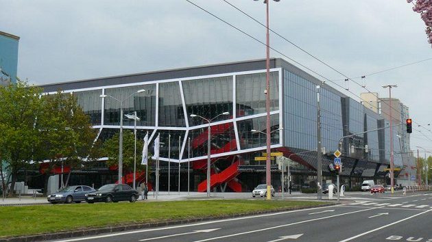 Stadion Ondreje Nepely v Bratislavě, za ním nový hotel Stadion Ondreje Nepely v Bratislavě, za ním nový hotel