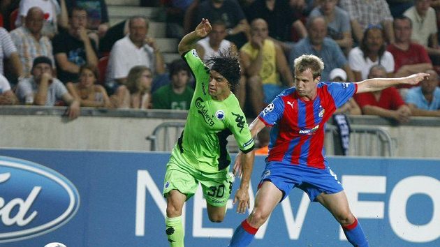 Plzeňský David Limberský (vpravo) už AC Milán dokázal o body obrat. Plzeňský David Limberský (vpravo) už AC Milán dokázal o body obrat.