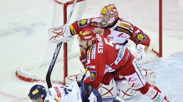 Jan Výtisk (vlevo) z Liberce a Tomáš Žižka bojují před brankářem Miroslav Kopřiva ze Slavie Praha. Jan Výtisk (vlevo) z Liberce a Tomáš Žižka bojují před brankářem Miroslav Kopřiva ze Slavie Praha.
