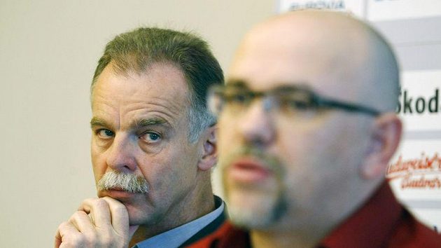 Generální manažer a šéftrenér reprezentace Slavomír Lener (vlevo) a trenér českých hokejistů do dvaceti let Miroslav Přerost. Generální manažer a šéftrenér reprezentace Slavomír Lener (vlevo) a trenér českých hokejistů do dvaceti let Miroslav Přerost.