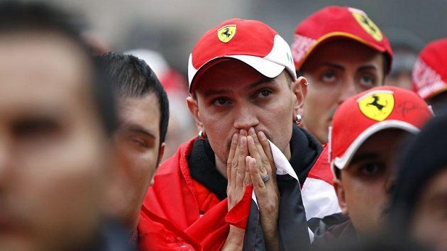 Zklamaní fanoušci stáje Ferrari Zklamaní fanoušci stáje Ferrari