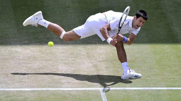 Srbský tenista Novak Djokovič během zápasu s Jo-Wilfriedem Tsongou v semifinále Wimbledonu. Srbský tenista Novak Djokovič během zápasu s Jo-Wilfriedem Tsongou v semifinále Wimbledonu.