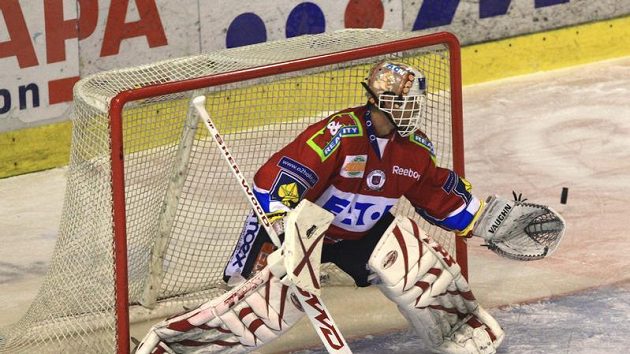 Dominik Hašek z Pardubic zasahuje. Dominik Hašek z Pardubic zasahuje.