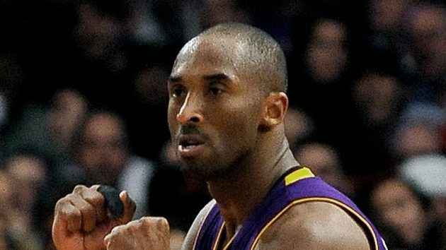 Kobe Bryantovi těsně unikl první triple-double v sezóně. Kobe Bryantovi těsně unikl první triple-double v sezóně.