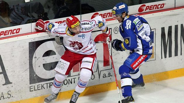 Třinecký Martin Růžička (vlevo) v souboji s Pavlem Mojžíšem z brněnské Komety. Třinecký Martin Růžička (vlevo) v souboji s Pavlem Mojžíšem z brněnské Komety.