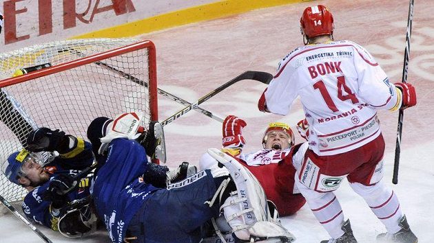 Třinečtí slaví rozhodující gól do sítě Vítkovic. Autor branky Václav Varaďa se raduje v leže s Radkem Bonkem. Petr Vrána a Roman Málek marně bránili vítkovickou branku. Třinečtí slaví rozhodující gól do sítě Vítkovic. Autor branky Václav Varaďa se raduje v leže s Radkem Bonkem. Petr Vrána a Roman Málek marně bránili vítkovickou branku.