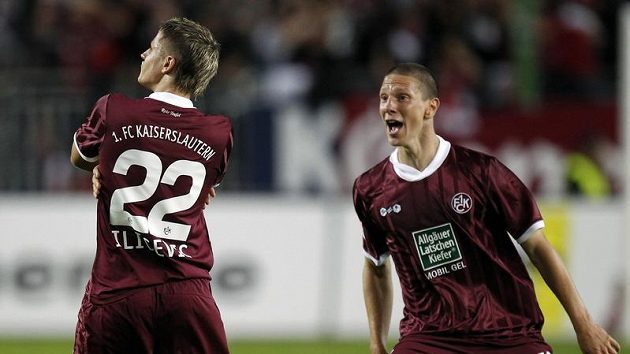 Ivo Iličevičč (vlevo) se raduje se svým spoluhráčem Jiřím Bílkem z Kaiserslauternu z branky do sítě Bayernu Mnichov. Ivo Iličevičč (vlevo) se raduje se svým spoluhráčem Jiřím Bílkem z Kaiserslauternu z branky do sítě Bayernu Mnichov.