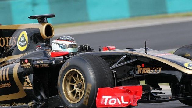 Jan Charouz za volantem vozu formule 1 Lotus Renault. Jan Charouz za volantem vozu formule 1 Lotus Renault.