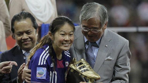 Japonská fotbalistka Homare Sawa s trofejí pro nejlepší hráčku MS Japonská fotbalistka Homare Sawa s trofejí pro nejlepší hráčku MS