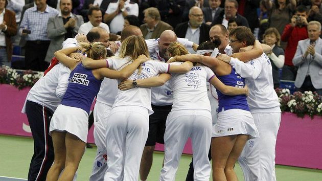 Česká radost pár minut po výhře ve Fed Cupu v Moskvě. Česká radost pár minut po výhře ve Fed Cupu v Moskvě.