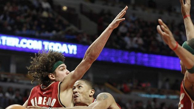 Útočník Chicaga Derrick Rose (1) se probíjí mezi hráči Clevalandu. Útočník Chicaga Derrick Rose (1) se probíjí mezi hráči Clevalandu.