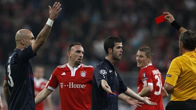 Italský sudí Rosetti vylučuje Francka Ribéryho z Bayernu Mnichov (druhý zleva) v úvodním utkání semifinále Ligy mistrů proti Lyonu. Italský sudí Rosetti vylučuje Francka Ribéryho z Bayernu Mnichov (druhý zleva) v úvodním utkání semifinále Ligy mistrů proti Lyonu.