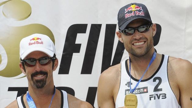 Američané Phil Dalhausser (vpravo) a Todd Rogers v Praze padli Američané Phil Dalhausser (vpravo) a Todd Rogers v Praze padli