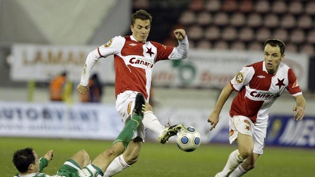 Útok Slavie vedou Peter Grajciar (vlevo) a Zdeněk Šenkeřík. Útok Slavie vedou Peter Grajciar (vlevo) a Zdeněk Šenkeřík.
