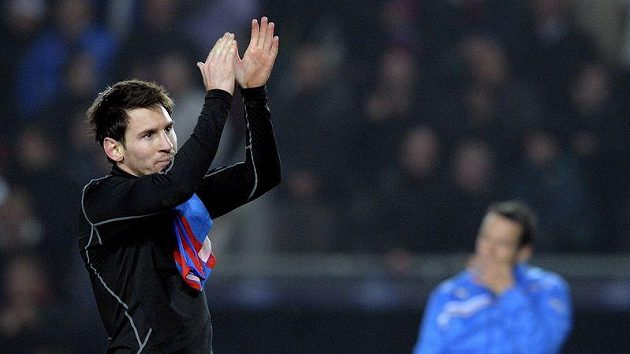 Útočník Barcelony Lionel Messi se loučí s pražským publikem. Přes rameno má plzeňský dres Františka Rajtorala. Útočník Barcelony Lionel Messi se loučí s pražským publikem. Přes rameno má plzeňský dres Františka Rajtorala.