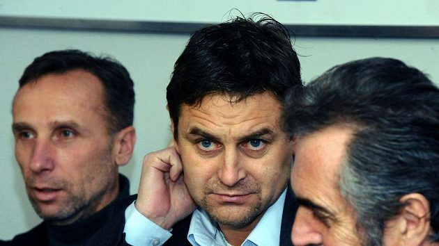 Zleva nový hlavní trenér hokejové Sparty Miloslav Hořava, generální manažer týmu Petr Bříza a prezident klubu Viliam Sivek. Zleva nový hlavní trenér hokejové Sparty Miloslav Hořava, generální manažer týmu Petr Bříza a prezident klubu Viliam Sivek.