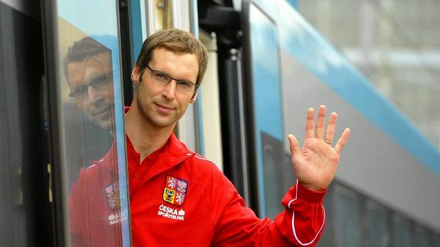 Brankář Petr Čech na vlakovém nádraží krátce před odjezdem do Olomouce Brankář Petr Čech na vlakovém nádraží krátce před odjezdem do Olomouce