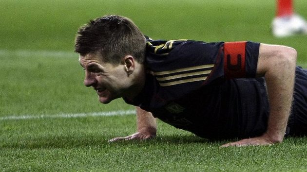 Steve Gerrard se v přípravném zápase zranil. Steve Gerrard se v přípravném zápase zranil.