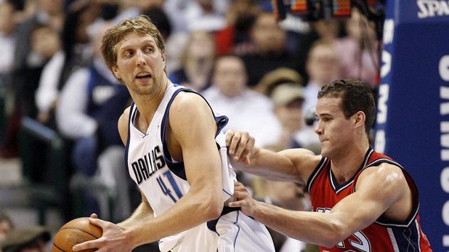 Hvězda Dallasu Dirk Nowitzki (vlevo) proti New Jersey Hvězda Dallasu Dirk Nowitzki (vlevo) proti New Jersey