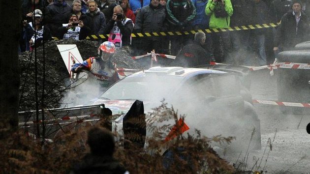 Mikko Hirvonen v průběhu první etapy Britské rallye havaroval a přišel o šanci získat titul mistra světa. Mikko Hirvonen v průběhu první etapy Britské rallye havaroval a přišel o šanci získat titul mistra světa.