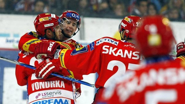 Michal Vondrka (vlevo) se raduje s Romanem Červenkou (druhý zleva) z branky Slavie. Michal Vondrka (vlevo) se raduje s Romanem Červenkou (druhý zleva) z branky Slavie.