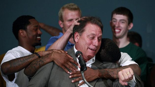 Univerzitní kouč Tom Izzo v objetí svých svěřenců. Univerzitní kouč Tom Izzo v objetí svých svěřenců.