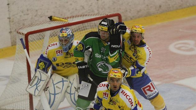 Jaroslav Balaštík v dresu Boleslavi obklopen bývalými spoluhráči ze Zlína. Jaroslav Balaštík v dresu Boleslavi obklopen bývalými spoluhráči ze Zlína.