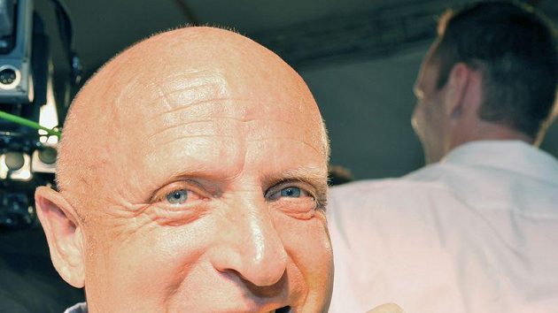 Trenér Karel Jarolím s medailí pro mistra slovenské ligy. Fotbalisté Slovanu titul s fanoušky slavili na bratislavském hlavním náměstí. Trenér Karel Jarolím s medailí pro mistra slovenské ligy. Fotbalisté Slovanu titul s fanoušky slavili na bratislavském hlavním náměstí.