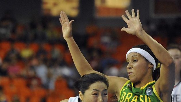 Brazilská basketbalistka Adriana Pintová (vpravo) brání Ji Yoon Kim z Koreje během utkání MS v Brně. Brazilská basketbalistka Adriana Pintová (vpravo) brání Ji Yoon Kim z Koreje během utkání MS v Brně.