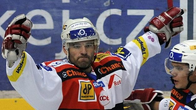 David Hruška ze Slavie (vlevo) se raduje se spoluhráči z branky do sítě Sparty. David Hruška ze Slavie (vlevo) se raduje se spoluhráči z branky do sítě Sparty.
