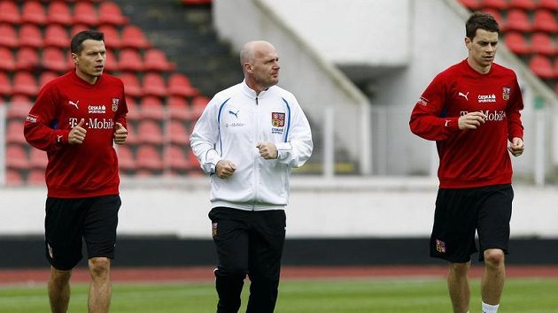 Libor Sionko (vlevo), trenér Michal Bílek (uprostřed) a Ondřej Kušnír na tréninku národního týmu Libor Sionko (vlevo), trenér Michal Bílek (uprostřed) a Ondřej Kušnír na tréninku národního týmu