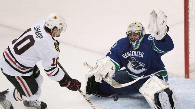 Patrick Sharp z Chicaga (vlevo) střílí na brankáře Vancouveru Roberta Luonga. Patrick Sharp z Chicaga (vlevo) střílí na brankáře Vancouveru Roberta Luonga.