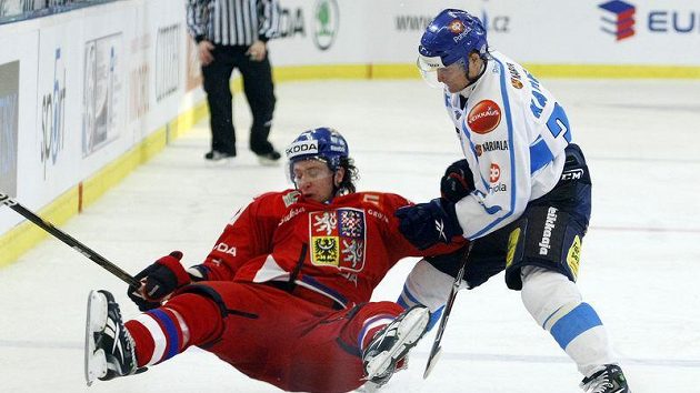 Niko Kapanen (vpravo) v souboji s Jakubem Voráčkem. Niko Kapanen (vpravo) v souboji s Jakubem Voráčkem.